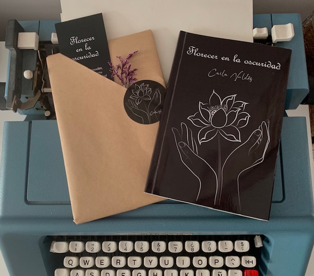 Poemario de Carla Valdés Florecer en la oscuridad