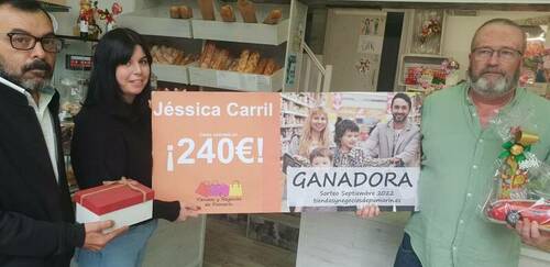 Jéssica Carril, ganadora del sorteo del barrio de Pumarín en Gijón, Septiembre 2022. Entrega Carlos Corostola de Confitería DateLgusto
