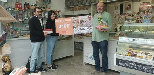 Jéssica Carril, ganadora del sorteo del barrio de Pumarín en Gijón, Septiembre 2022. Entrega Carlos Corostola de Confitería DateLgusto