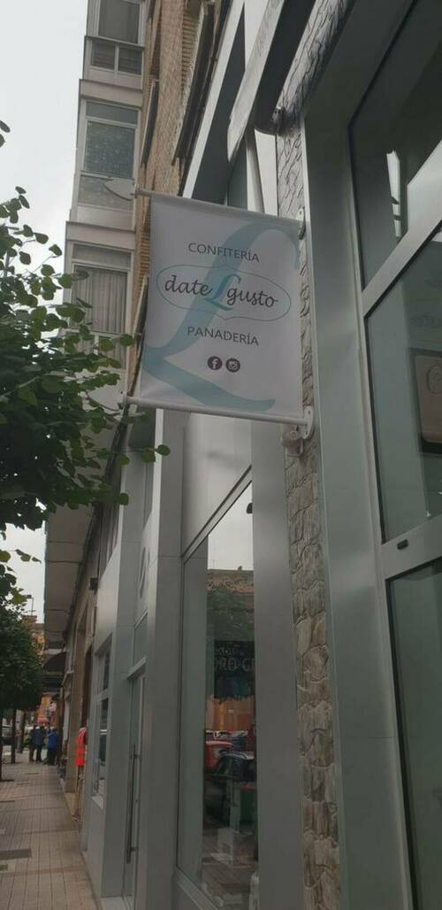 Jéssica Carril, ganadora del sorteo del barrio de Pumarín en Gijón, Septiembre 2022. Entrega Carlos Corostola de Confitería DateLgusto