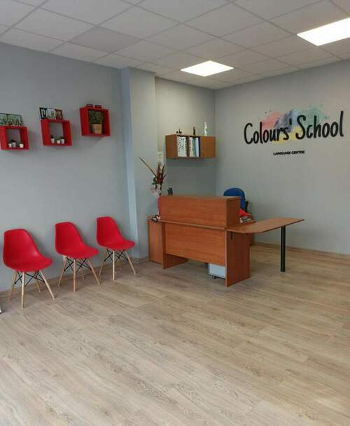 Academia de inglés y francés Colours School en Gijón en el barrio de Pumarín
