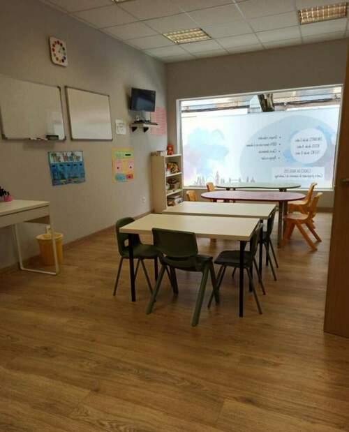Academia de inglés y francés Colours School en Gijón en el barrio de Pumarín