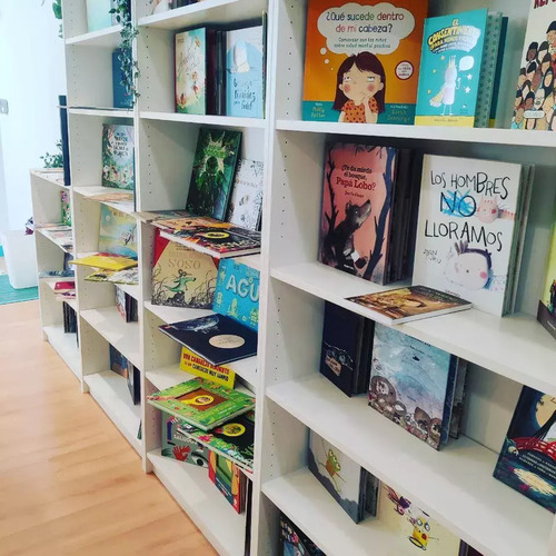 Librería La Madriguera en Gijón en el barrio de Pumarín