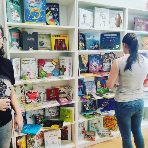 Librería La Madriguera en Gijón en el barrio de Pumarín
