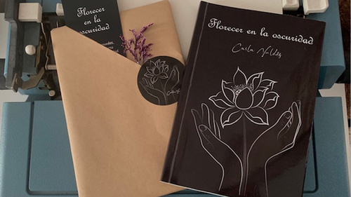 La joven escritora Carla Valdés publica su primer poemario llamado “Florecer en la oscuridad”